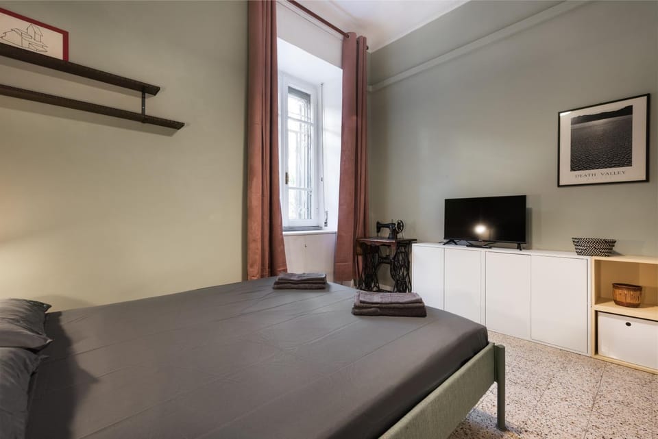 Bed, TV and multimedia, Bedroom