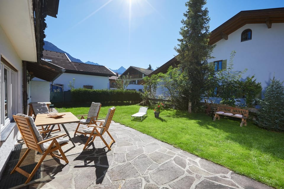Day, Garden, Garden, Seating area, Garden view, sunbed