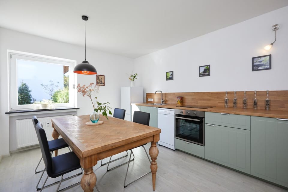Kitchen or kitchenette, Dining area, dishwasher, pet friendly, stove