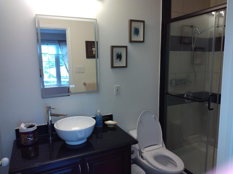 Beautiful Guest Home Riverfront Retreat 15 Min to Ottawa House in Gatineau