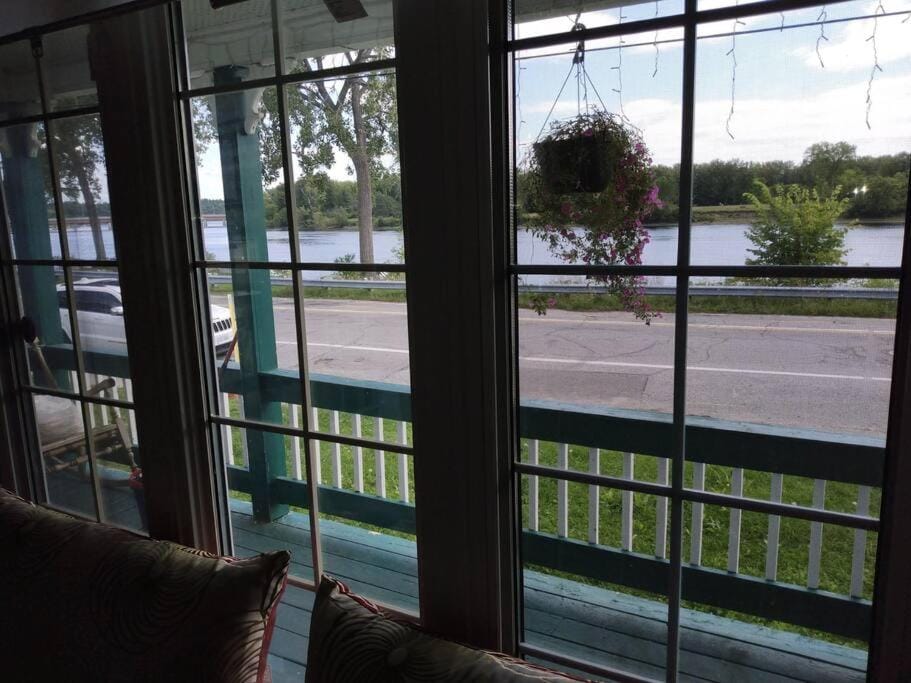 Beautiful Guest Home Riverfront Retreat 15 Min to Ottawa House in Gatineau