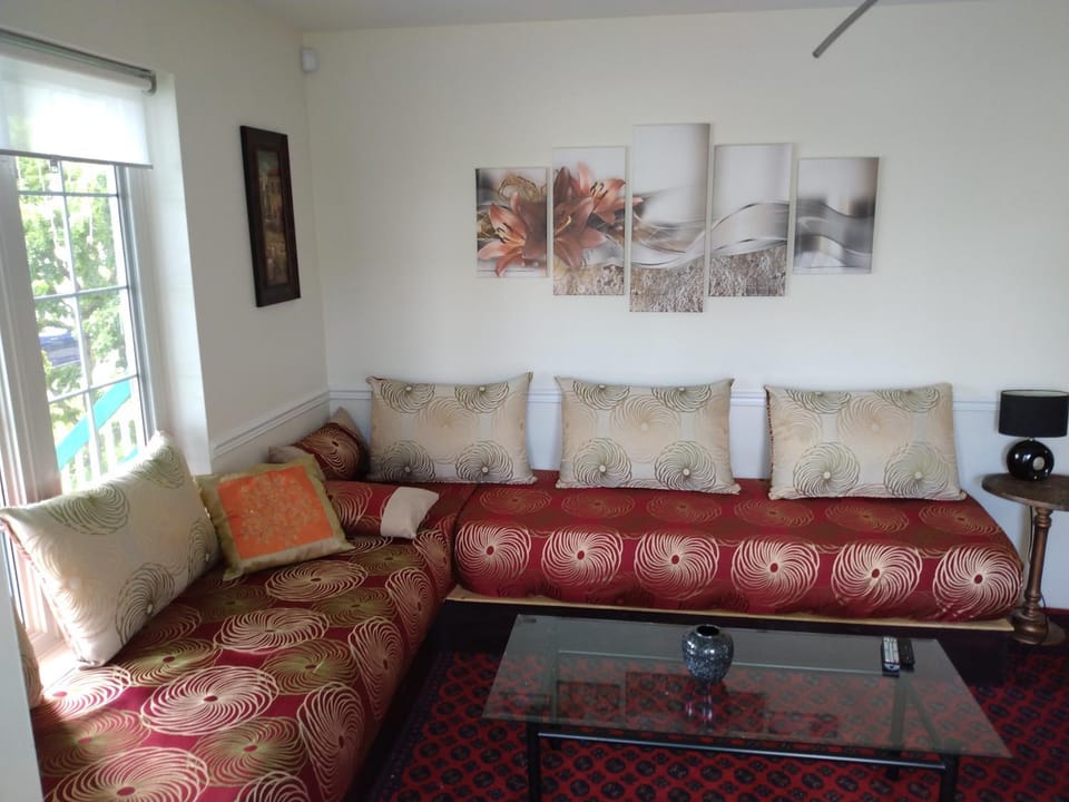 Beautiful Guest Home Riverfront Retreat 15 Min to Ottawa House in Gatineau