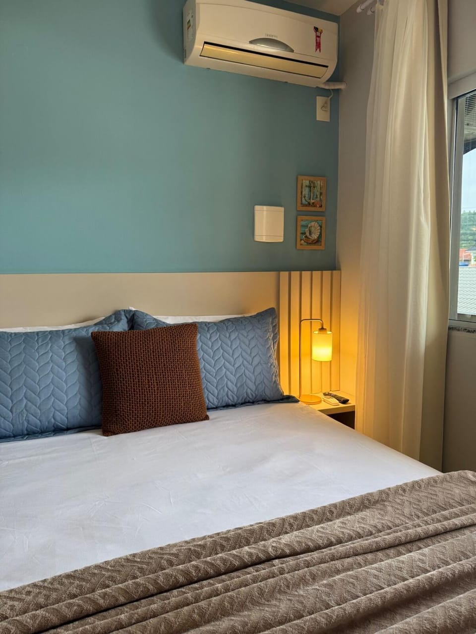 Bedroom, air conditioner
