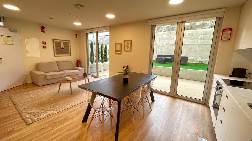 Kitchen or kitchenette, Living room, Seating area, Dining area, minibar