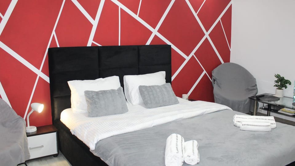 Bed, Photo of the whole room, Bedroom, towels