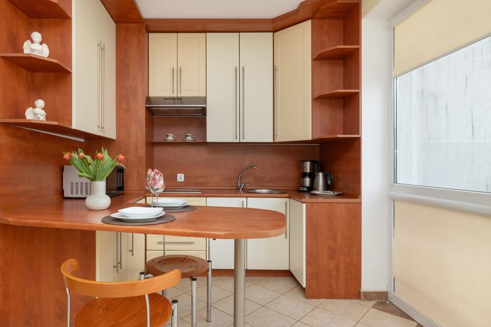 Coffee/tea facilities, Kitchen or kitchenette, stove