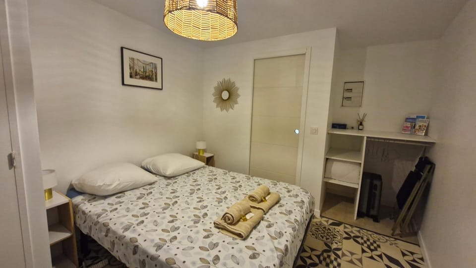 Bed, Photo of the whole room, Bedroom, towels
