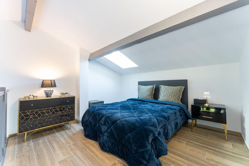 Bed, Photo of the whole room, Bedroom