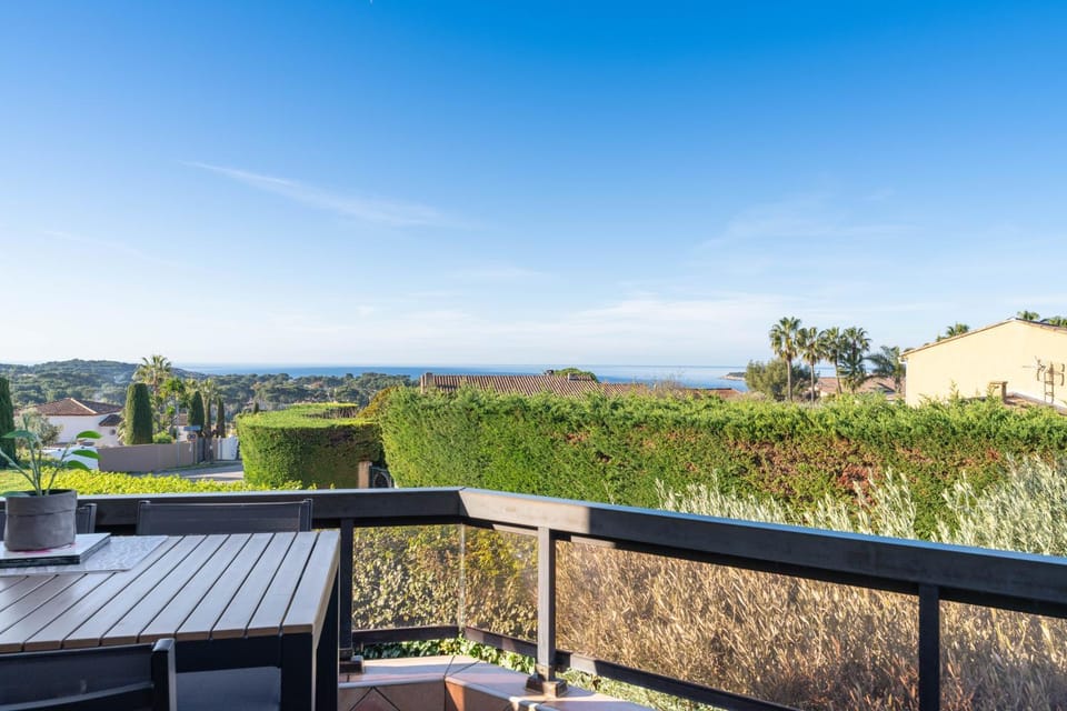 Appartement Vue Mer au calme Piscine & Parking Apartment in Sanary-sur-Mer