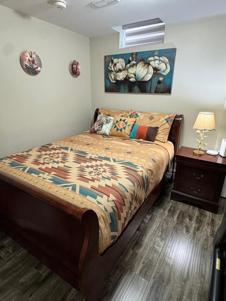 Walk-out Basement Apartment with Private Entrance Apartment in Brampton