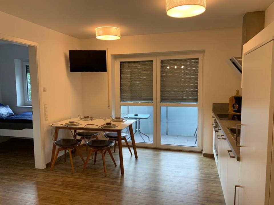 Kitchen or kitchenette, Dining area