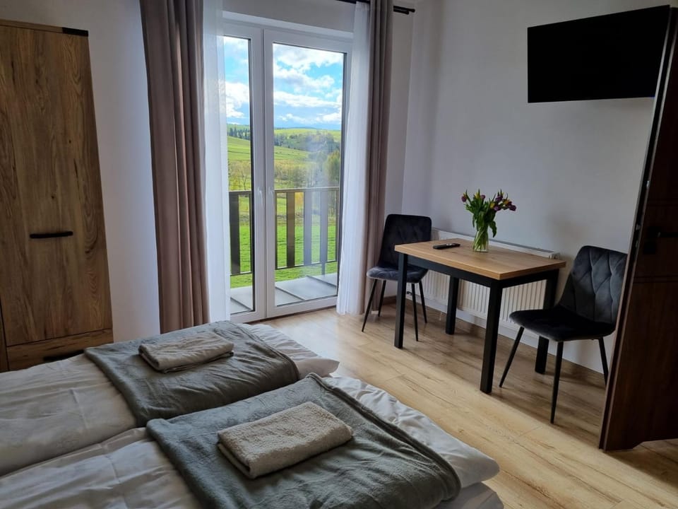 Bed, TV and multimedia, Photo of the whole room, Seating area, Bedroom