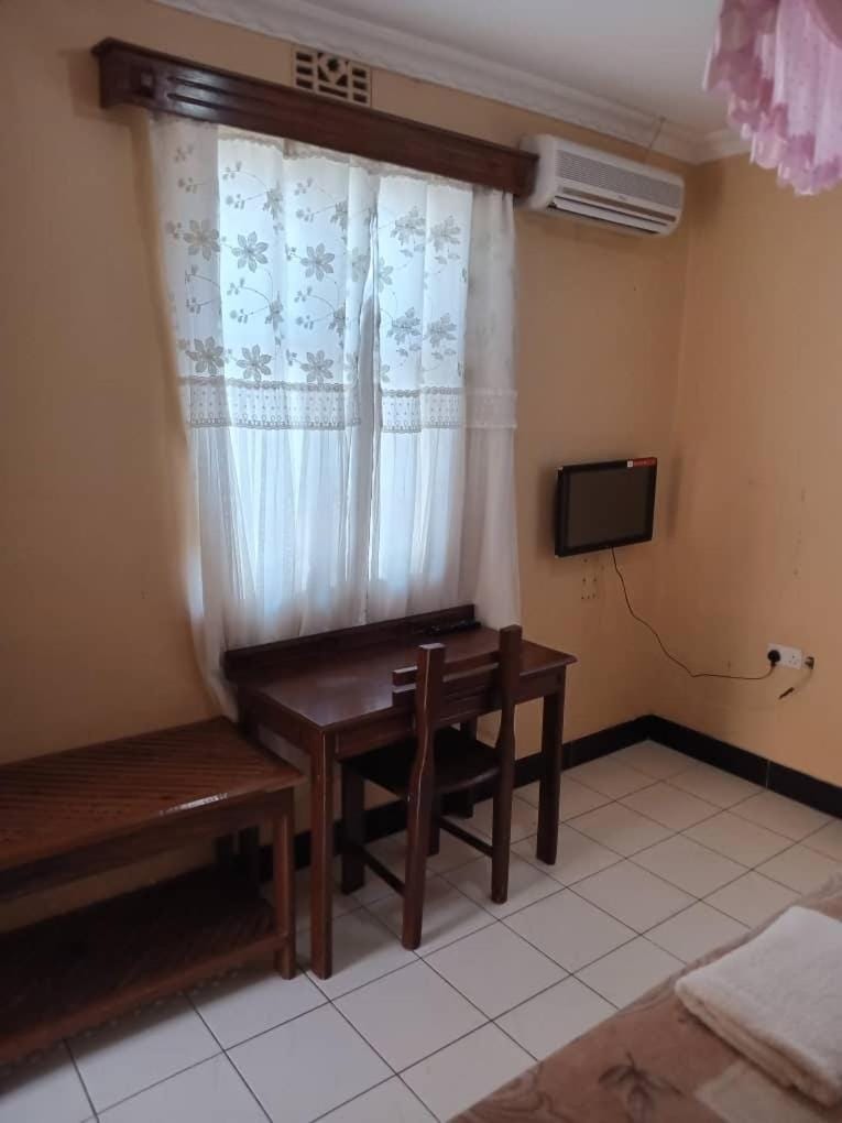 TV and multimedia, Seating area, air conditioner
