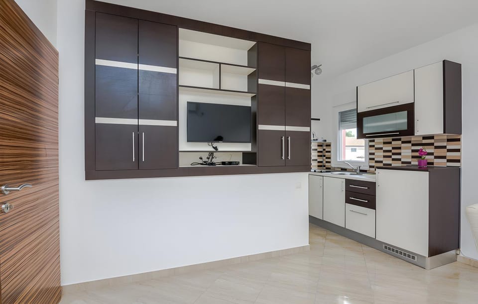 TV and multimedia, Kitchen or kitchenette, minibar, stove