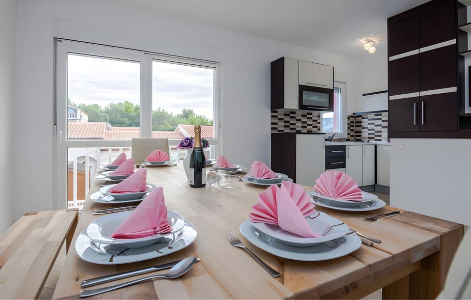 Kitchen or kitchenette, Dining area, minibar
