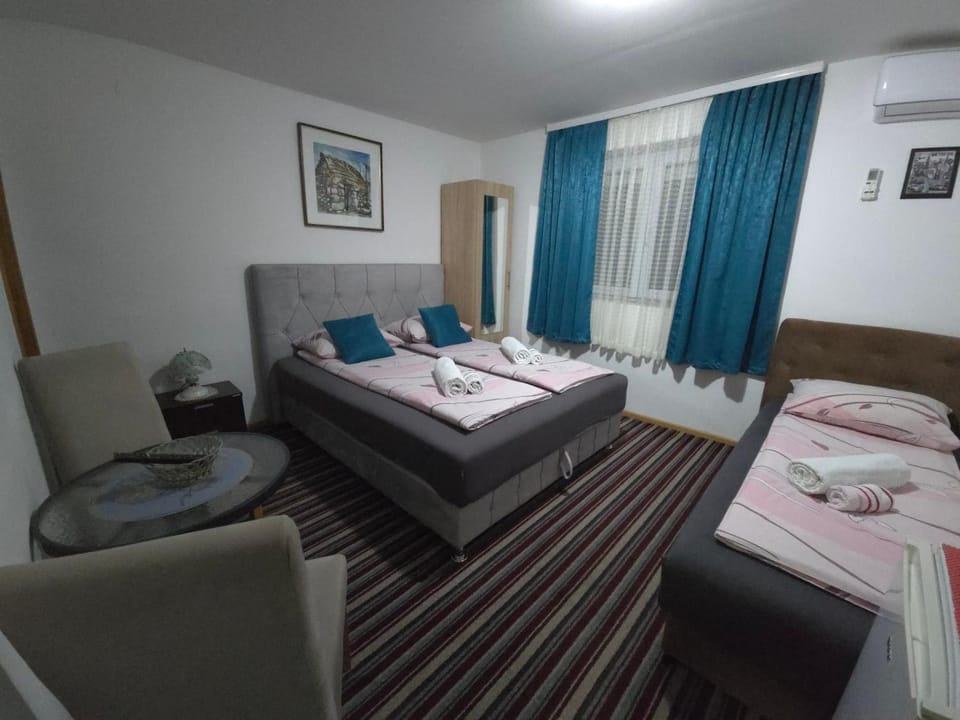 Bed, TV and multimedia, Living room, Photo of the whole room, Bedroom, towels