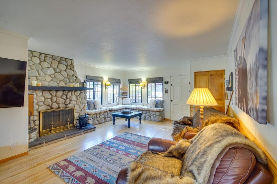 1 Mi to Lake Home with Hot Tub and Gazebo in Big Bear House in Big Bear