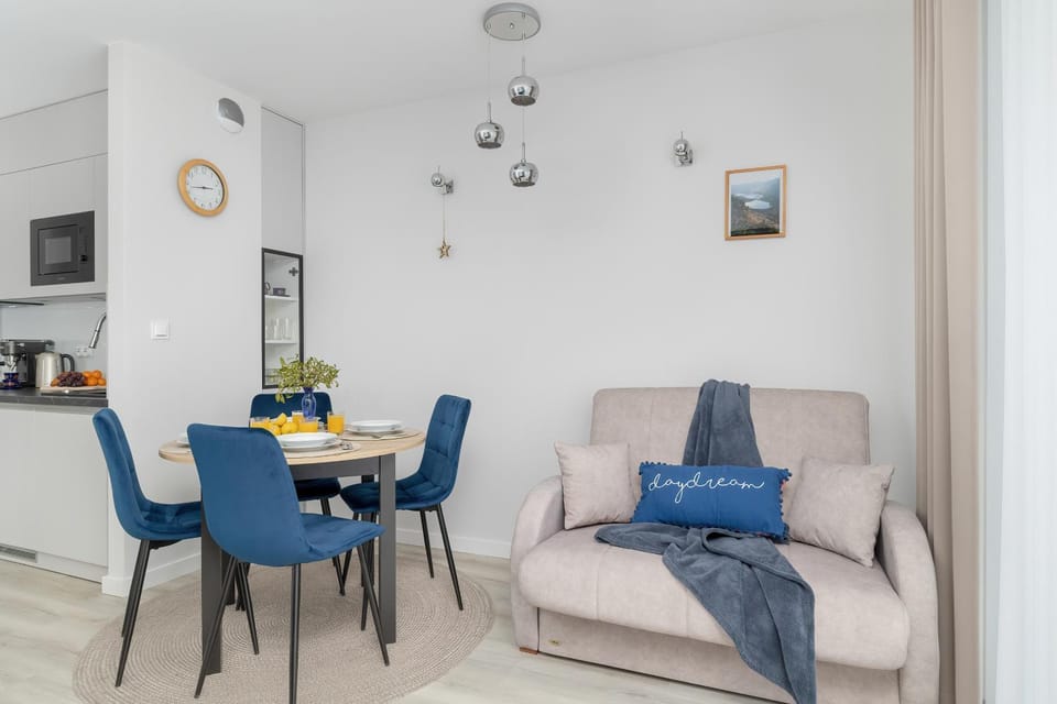 TV and multimedia, Kitchen or kitchenette, Living room, Seating area, Dining area