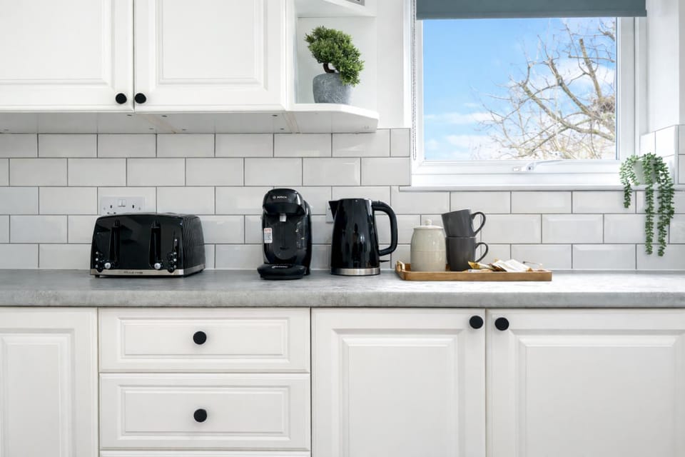 Coffee/tea facilities, microwave, oven, stove, toaster, kitchen