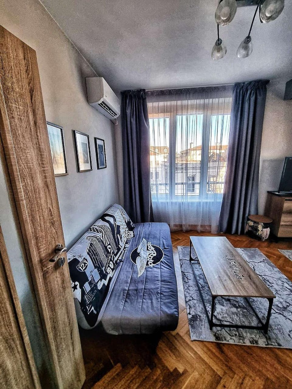Living room, Seating area, air conditioner