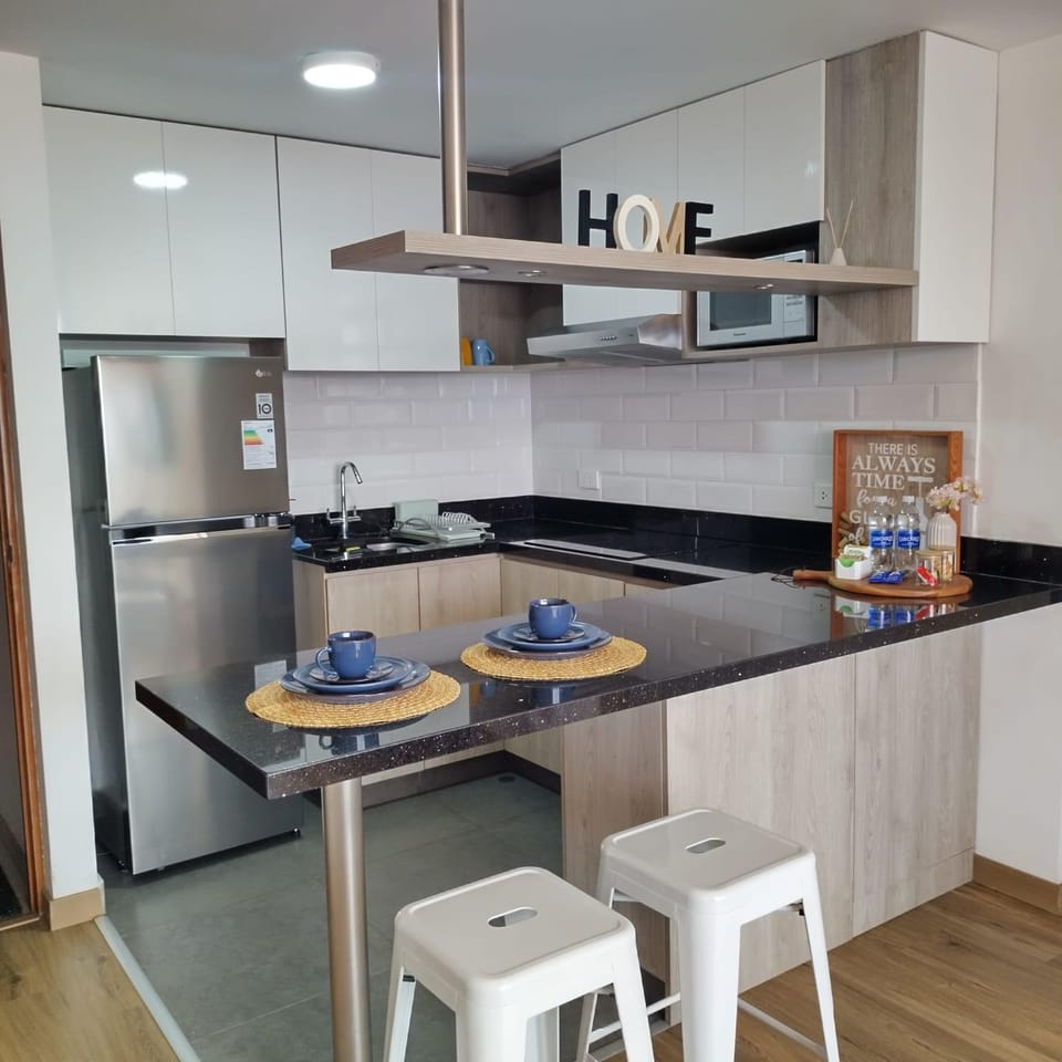 Coffee/tea facilities, Dining area, microwave, stove, kitchen