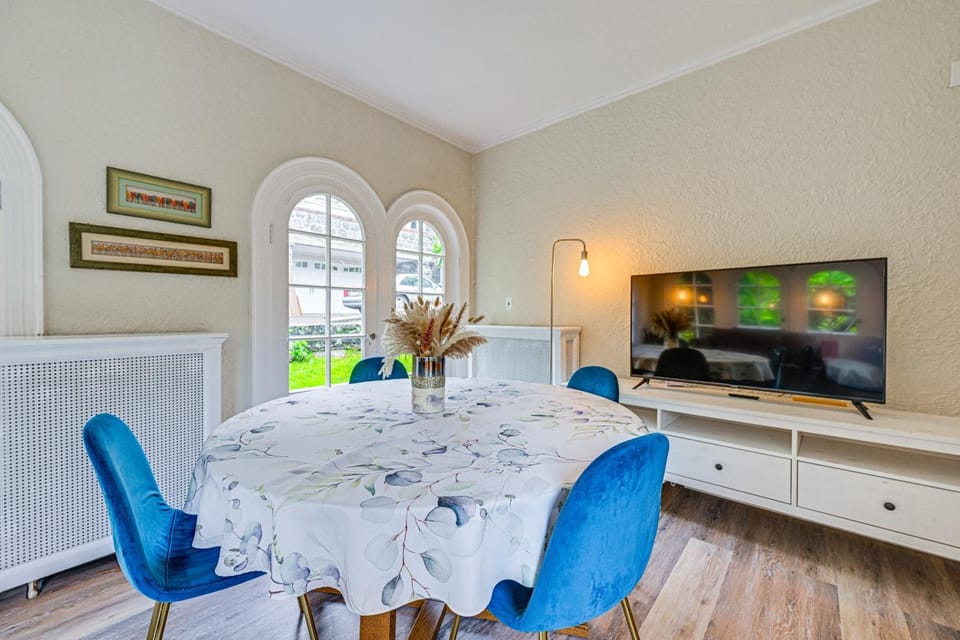 Walk to Harbor! Historic Mamaroneck Guest House Apartment in Westchester County