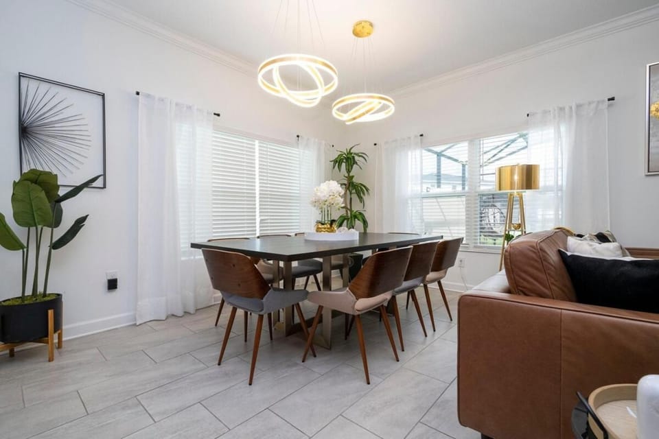 Neighbourhood, Dining area, Family