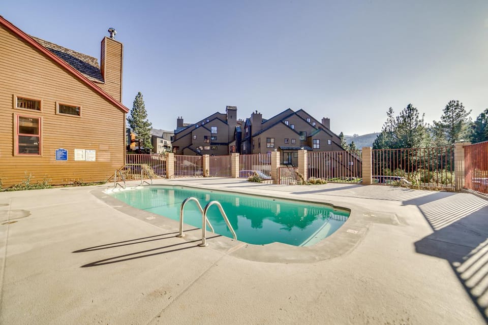 Mammoth Lakes Condo - Steps to Ski Lift! House in Mammoth Lakes