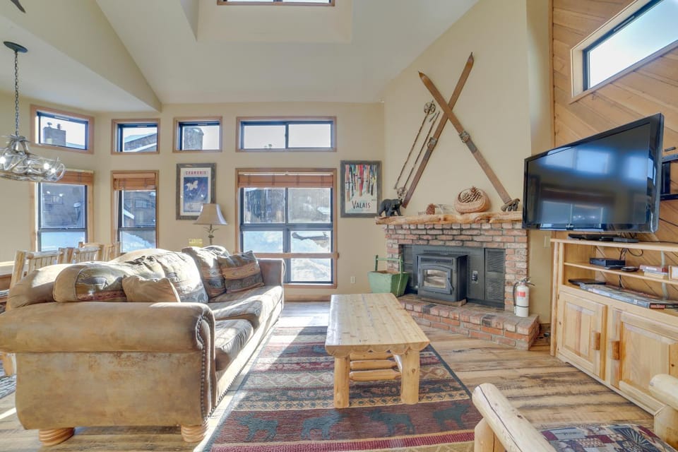Mammoth Lakes Condo - Steps to Ski Lift! House in Mammoth Lakes