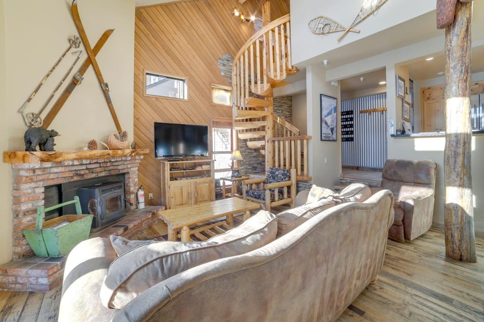 Mammoth Lakes Condo - Steps to Ski Lift! House in Mammoth Lakes