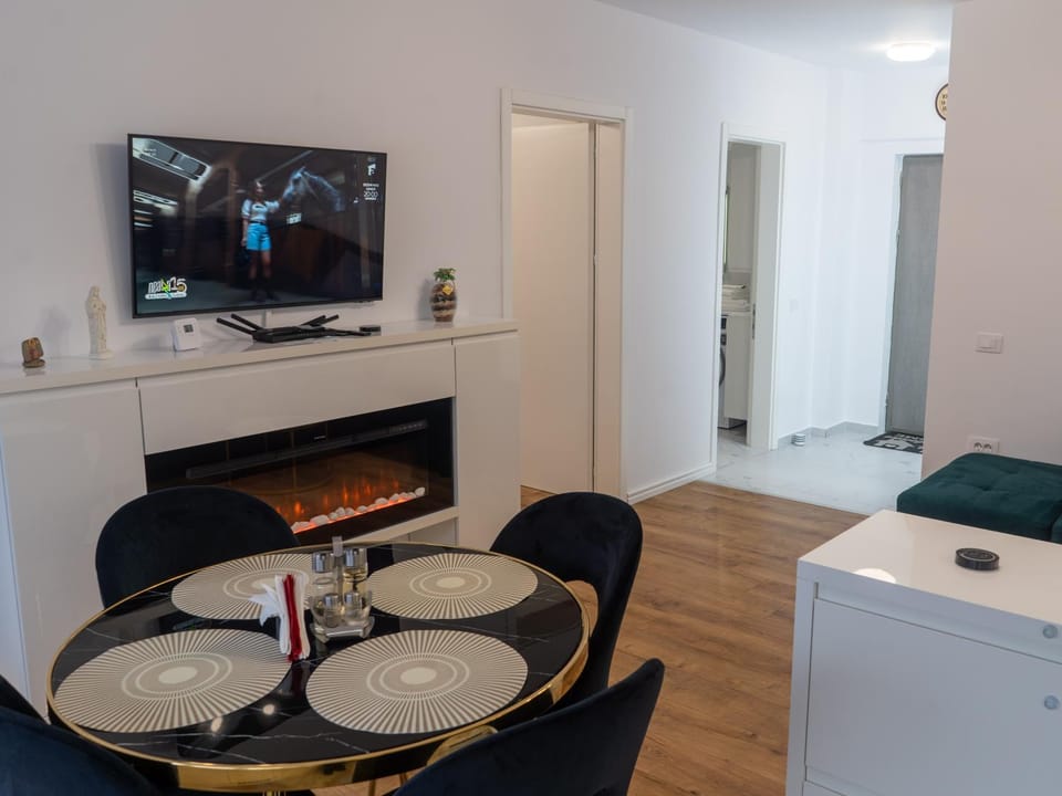 Communal lounge/ TV room, TV and multimedia, Kitchen or kitchenette, Living room, Seating area, Dining area, Evening entertainment