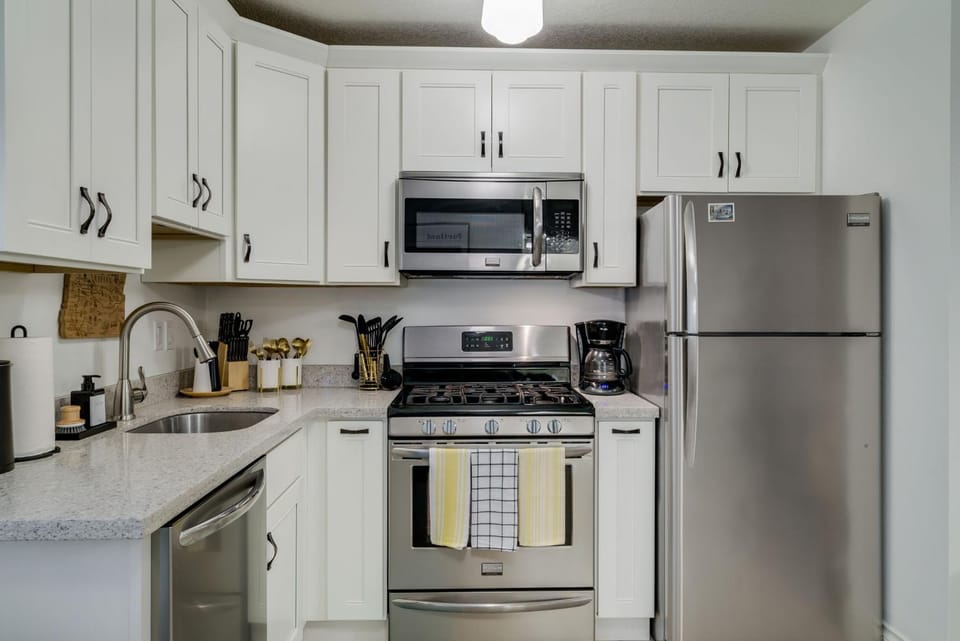 Kitchen or kitchenette, dishwasher, minibar