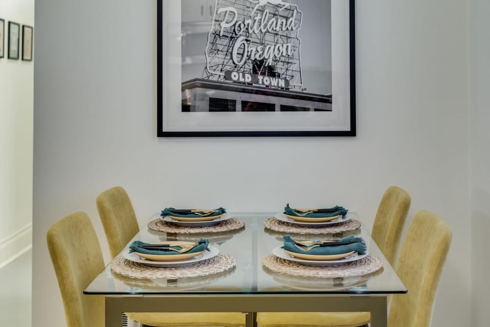 Seating area, Dining area