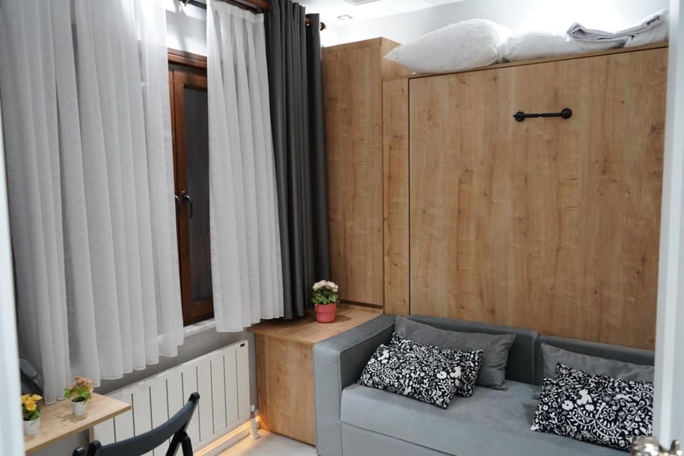 Bed, Seating area