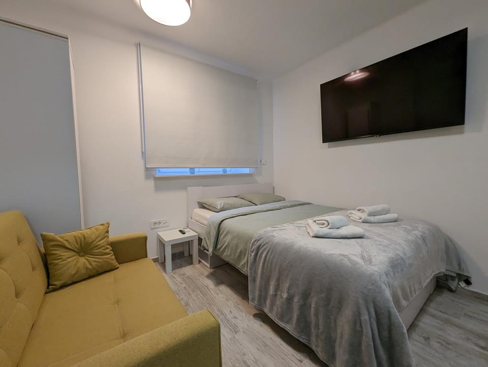 Bed, TV and multimedia, Living room, Photo of the whole room, Seating area, Bedroom, towels