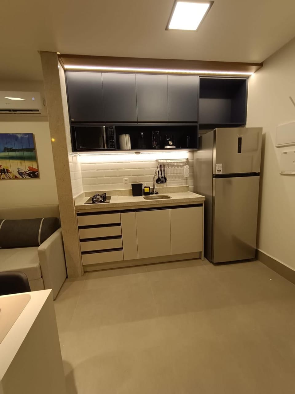 Kitchen or kitchenette, minibar, stove