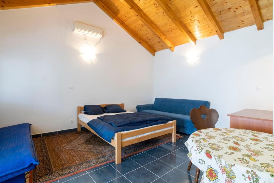 Property building, Bed, Living room, furniture, furniture, air conditioner, air conditioner