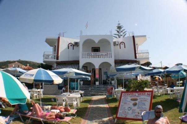 Facade/entrance, People, group of guests