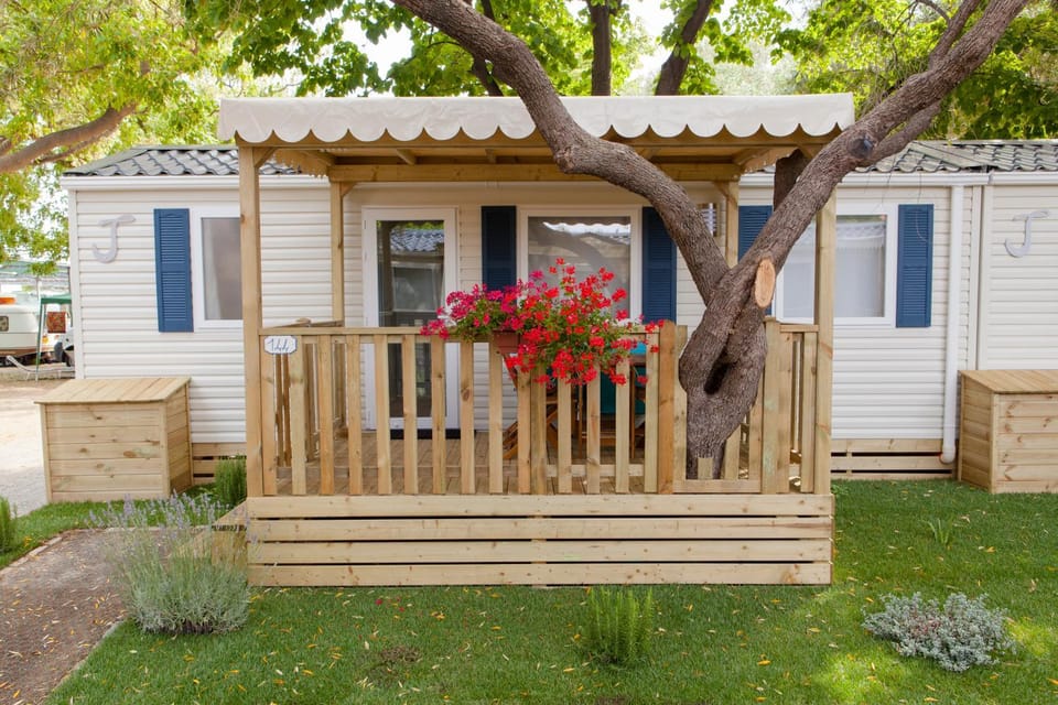 Day, Decorative detail