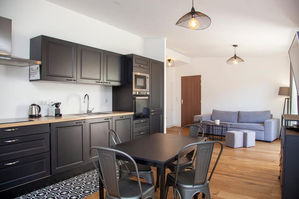 Coffee/tea facilities, Seating area, Dining area, stove