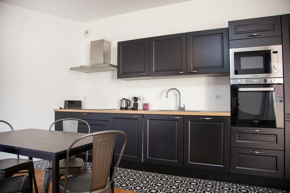 Coffee/tea facilities, Kitchen or kitchenette, minibar, pet friendly, stove