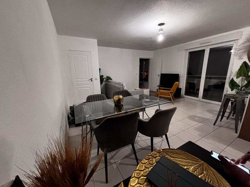 Mondello Hôtellerie Appartement de standing entièrement rénové, 47m2 avec piscine Cannes Apartment in Mougins