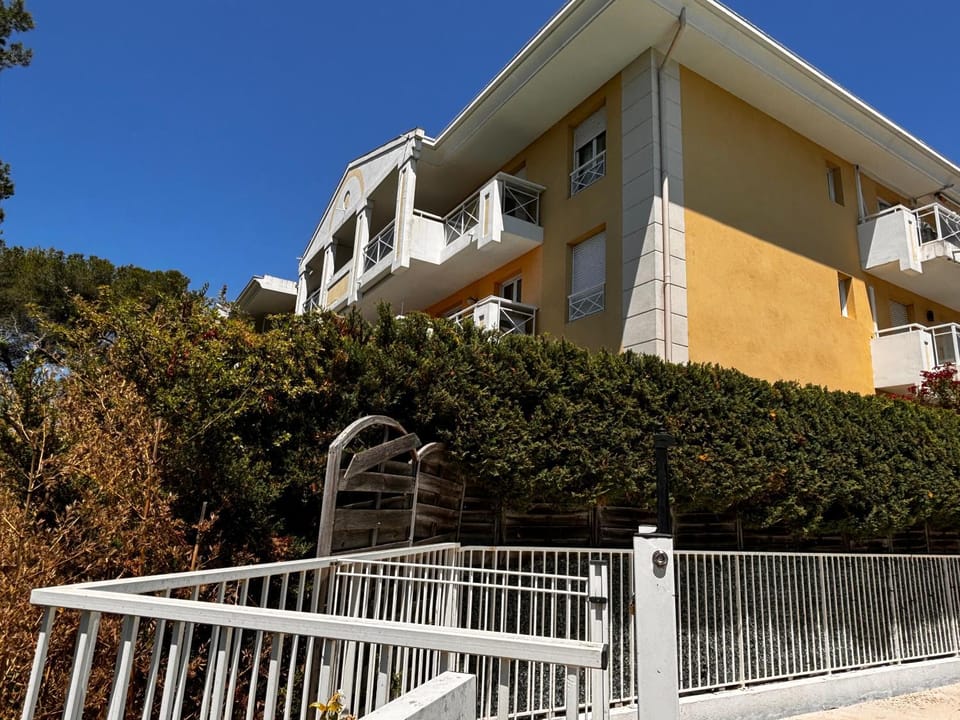 Mondello Hôtellerie Appartement de standing entièrement rénové, 47m2 avec piscine Cannes Apartment in Mougins