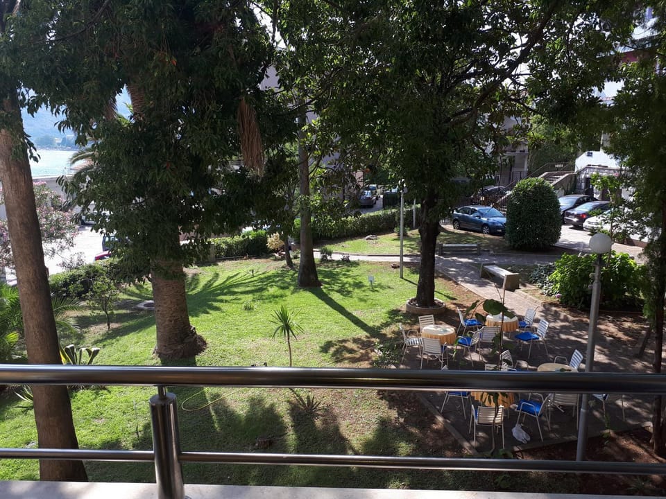 Sea view, Street view