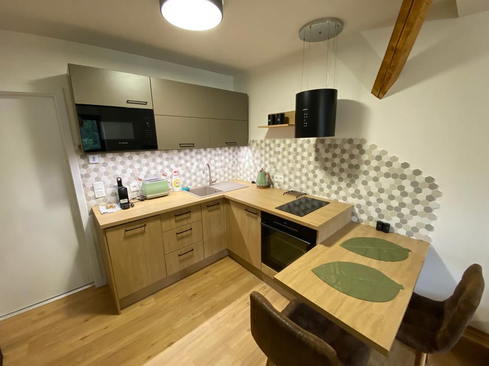 Kitchen or kitchenette, Dining area