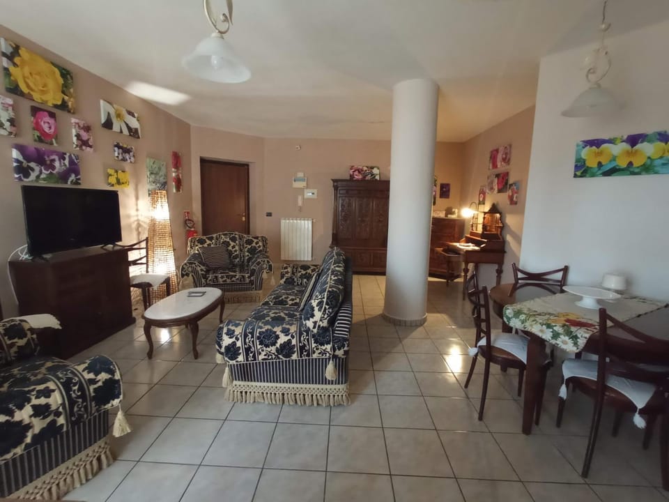 Communal lounge/ TV room, Dining area