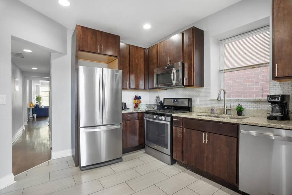 Game Day Getaway - 3BR in Vibrant Wrigleyville Apartment in Wrigleyville