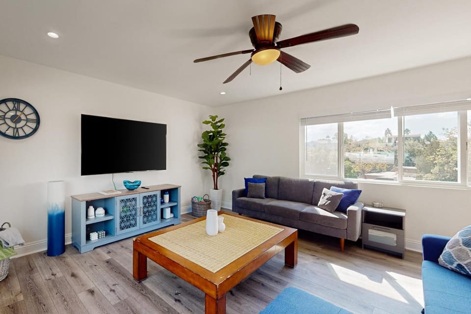 TV and multimedia, Living room, Seating area, Evening entertainment