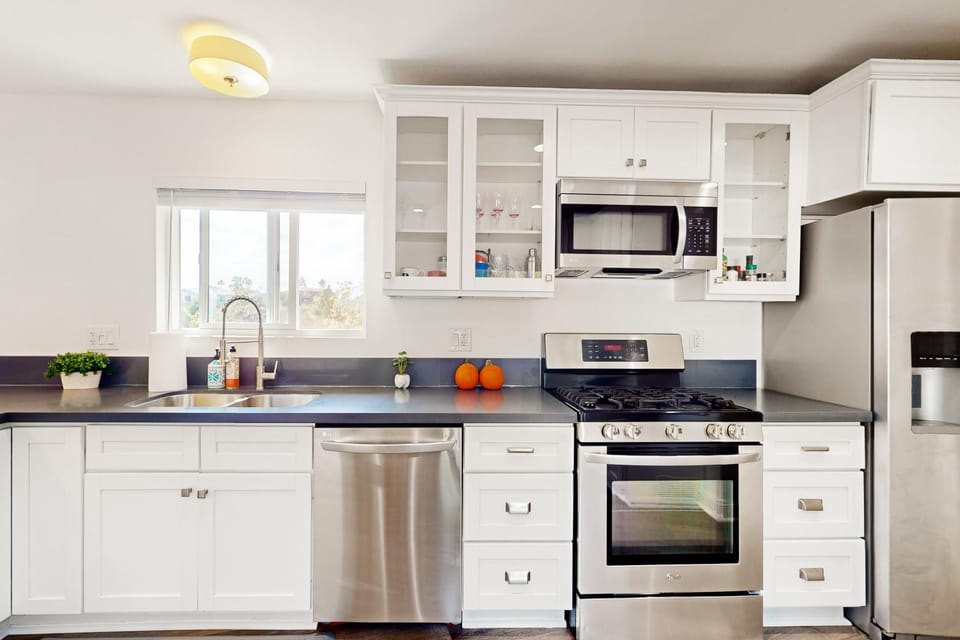 Coffee/tea facilities, Kitchen or kitchenette, dishwasher, oven, stove, toaster