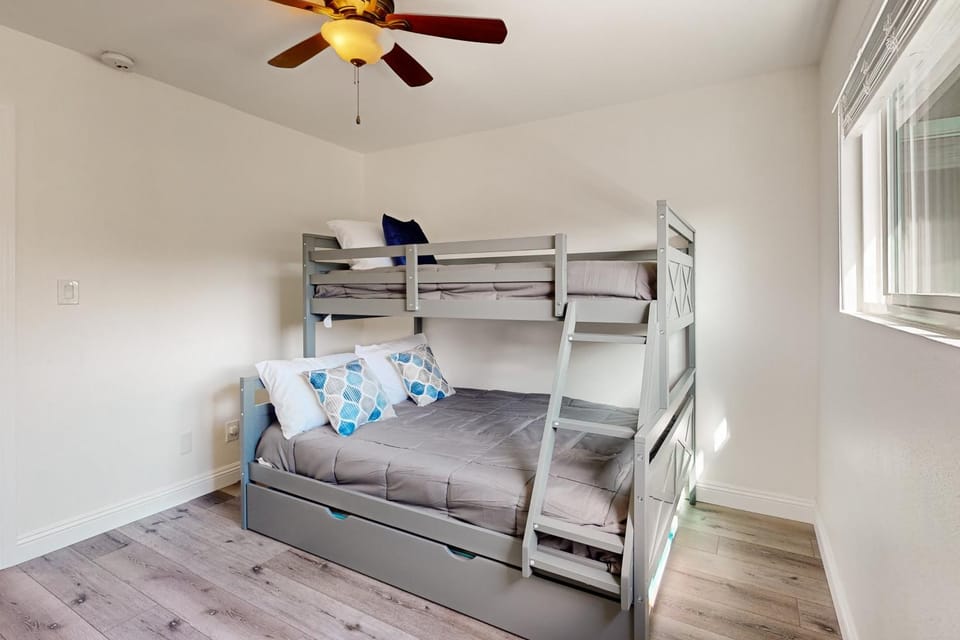 Bed, Bedroom, bunk bed
